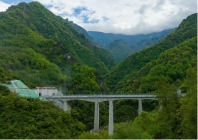 成蘭鐵路躍龍門隧道建設(shè)使用電動(dòng)葫蘆